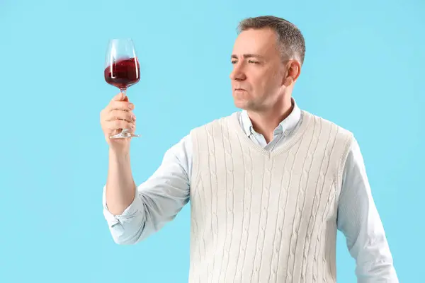 Schöner Reifer Mann Mit Einem Glas Wein Auf Blauem Hintergrund — Stockfoto