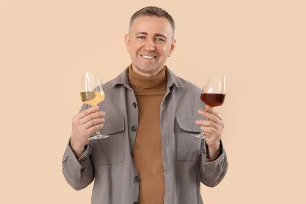 Schöner Reifer Mann Mit Weingläsern Auf Beigem Hintergrund — Stockfoto