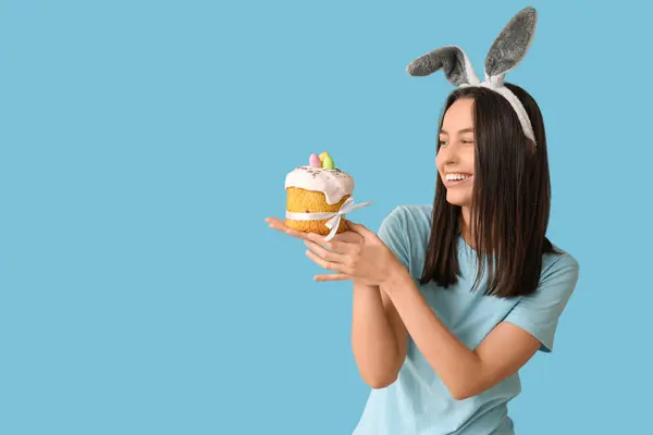 Bella Giovane Donna Con Orecchie Coniglio Torta Pasqua Sfondo Blu — Foto Stock