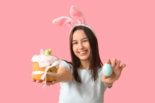Bella Giovane Donna Con Orecchie Coniglio Torta Pasqua Uovo Sfondo — Foto Stock