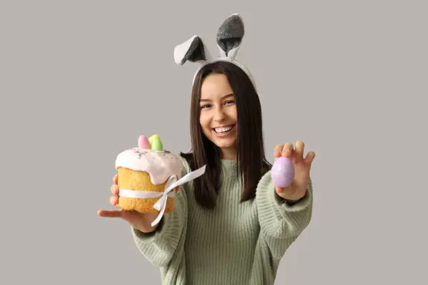 Όμορφη Νεαρή Γυναίκα Αυτιά Κουνελιού Πασχαλινό Κέικ Και Αυγό Γκρι — Φωτογραφία Αρχείου