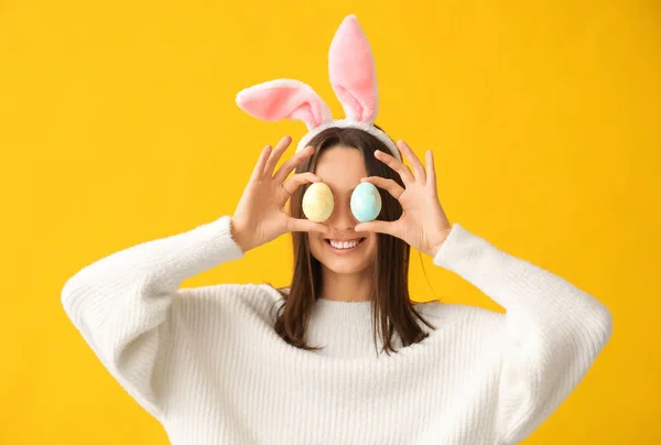 Αστεία Νεαρή Γυναίκα Αυτιά Λαγού Και Πασχαλινά Αυγά Κίτρινο Φόντο — Φωτογραφία Αρχείου