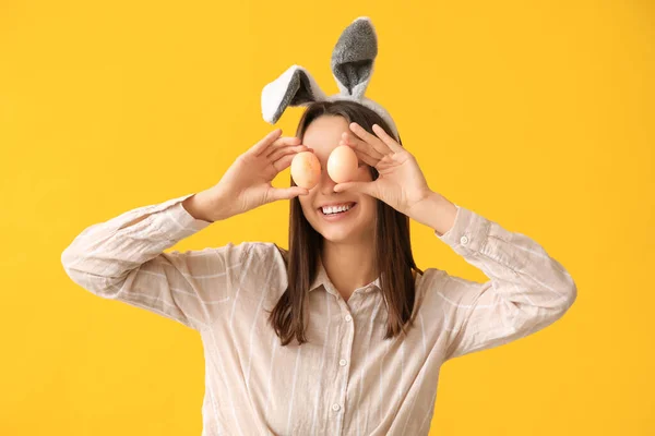Mujer Joven Divertida Con Orejas Conejo Huevos Pascua Sobre Fondo — Foto de Stock