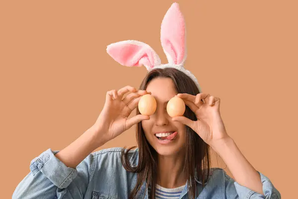 Αστεία Νεαρή Γυναίκα Αυτιά Λαγού Και Πασχαλινά Αυγά Μπεζ Φόντο — Φωτογραφία Αρχείου