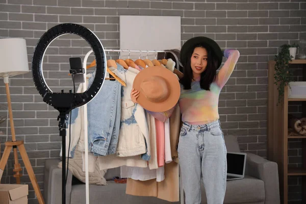 Femme Asiatique Blogueur Mode Avec Chapeaux Élégants Enregistrement Vidéo Maison — Photo