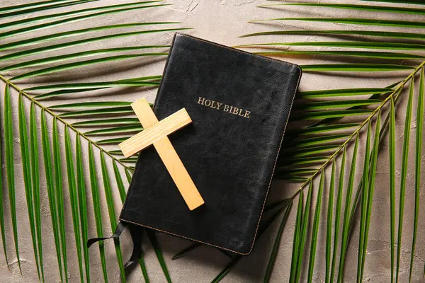 Ξύλινος Σταυρός Φύλλα Φοίνικα Και Αγία Γραφή Γκρι Φόντο — Φωτογραφία Αρχείου