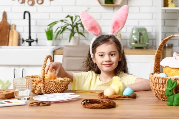 Aranyos Kislány Nyuszifül Tesz Húsvéti Tojás Fonott Kosarak Otthon — Stock Fotó