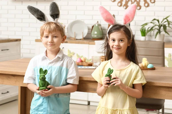 自宅でおもちゃウサギを持っているバニー耳を持つかわいい小さな子供たち — ストック写真