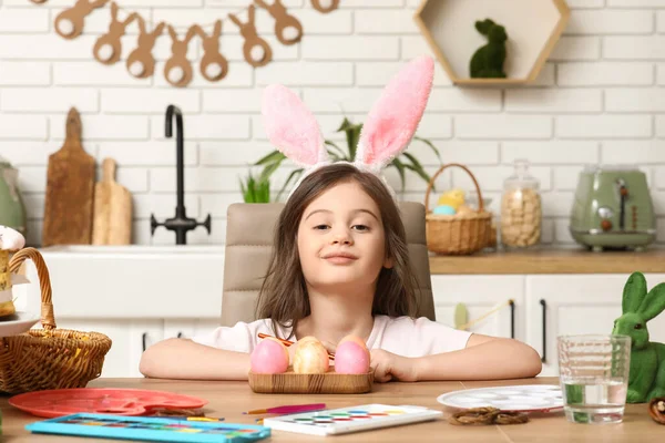Schattig Klein Meisje Met Konijnenoren Schilderen Paaseieren Thuis — Stockfoto