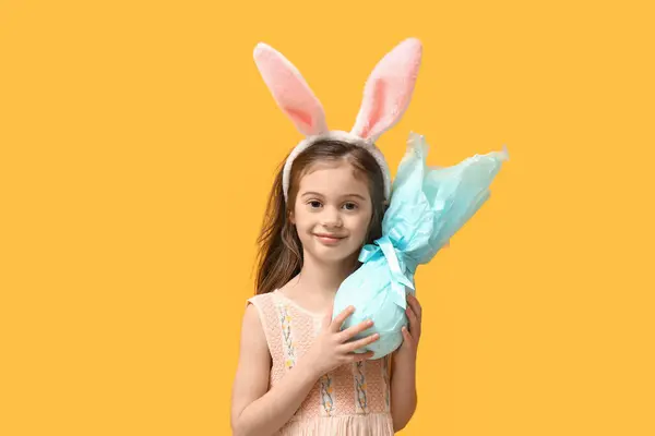 Schattig Klein Meisje Konijntjes Oren Met Pasen Cadeau Gele Achtergrond — Stockfoto