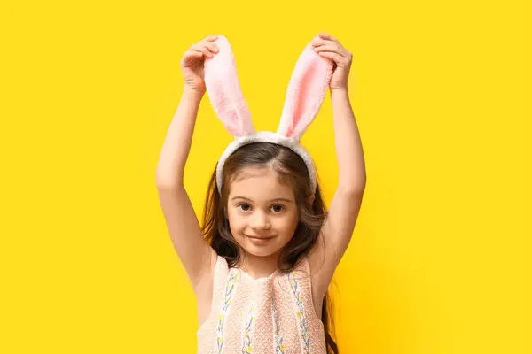 Cute Little Girl Uszy Króliczka Żółtym Tle — Zdjęcie stockowe