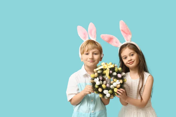 Søte Små Barn Kanin Ører Med Påskekrans Blå Bakgrunn – stockfoto