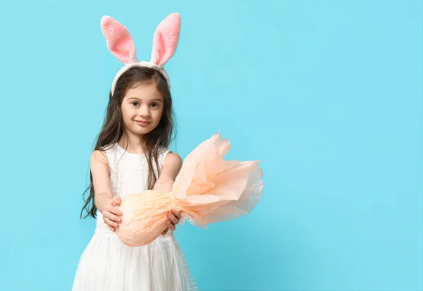 Schattig Klein Meisje Konijntjes Oren Met Pasen Cadeau Blauwe Achtergrond — Stockfoto