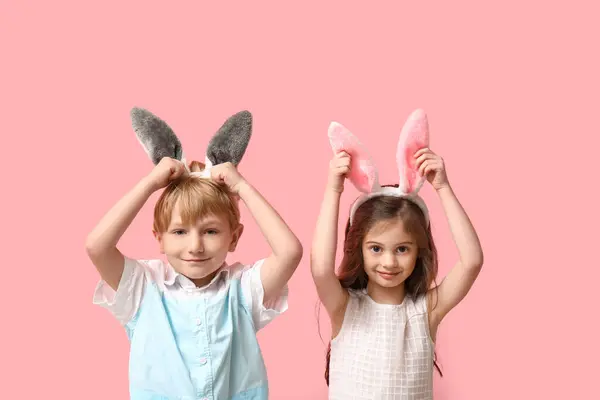 Słodkie Małe Dzieci Uszy Króliczka Różowym Tle — Zdjęcie stockowe