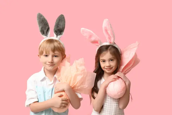 Leuke Kleine Kinderen Konijntjes Oren Met Pasen Cadeau Eieren Roze — Stockfoto