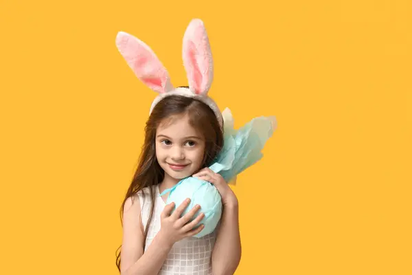Schattig Klein Meisje Konijntjes Oren Met Pasen Cadeau Gele Achtergrond — Stockfoto
