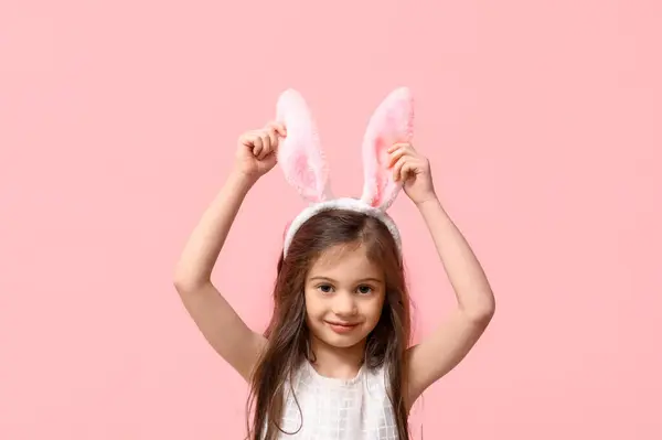 可爱的小女孩 长着粉红背景的小兔子耳朵 — 图库照片