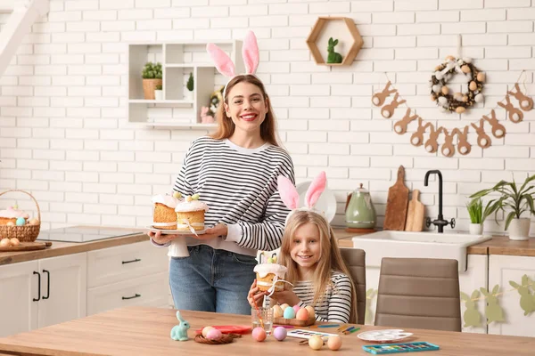 Aranyos Kislány Anyja Nyuszifül Húsvéti Sütemények Konyhában — Stock Fotó