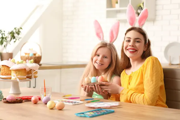 Carino Bambina Sua Madre Orecchie Coniglio Con Uova Pasqua Dipinte — Foto Stock