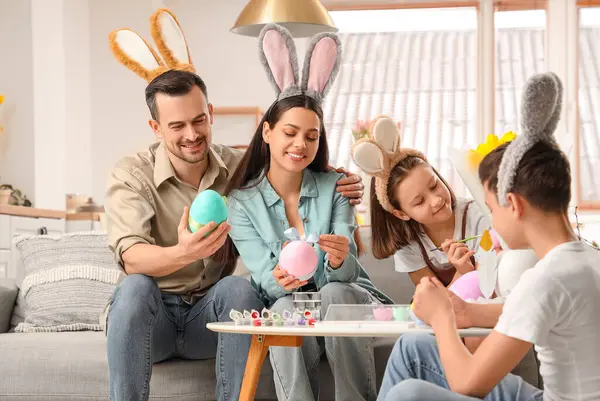 Šťastná Rodina Malování Vejce Doma Velikonoční Den — Stock fotografie