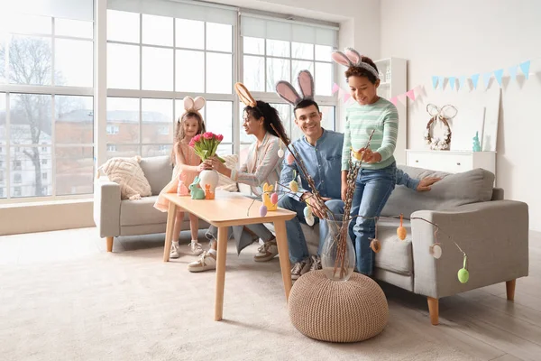 Paskalya günü evde tavşan kulaklı mutlu bir aile.