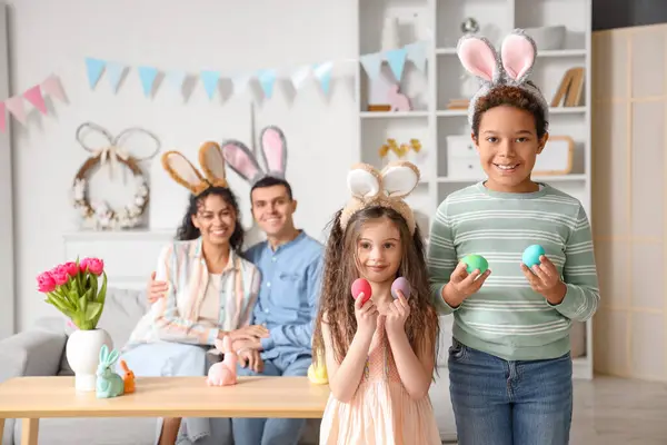 Šťastné Malé Děti Králičích Uších Velikonočními Vejci Doma — Stock fotografie