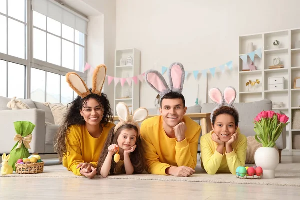 Щаслива Сім Кролячих Вухах Лежить Вдома Великдень — стокове фото
