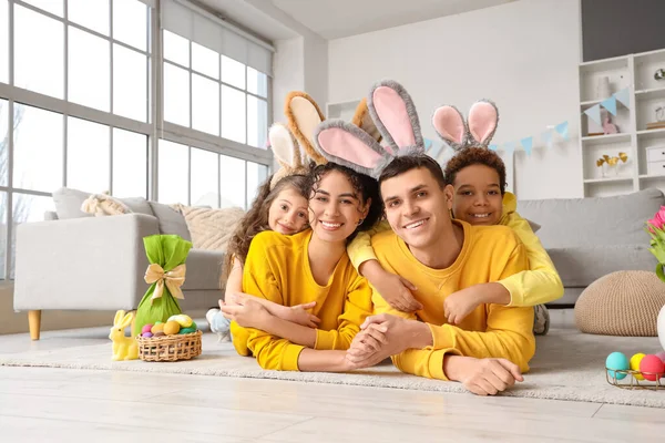 Šťastná Rodina Králičí Uši Objímání Doma Velikonoční Den — Stock fotografie