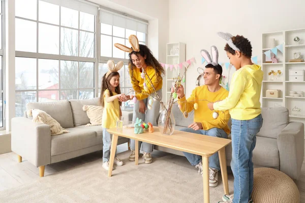 Paskalya günü evde tavşan kulaklı mutlu bir aile.