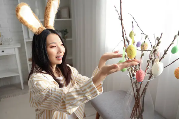 Giovane Donna Asiatica Decorazione Rami Salice Con Uova Pasqua Camera — Foto Stock