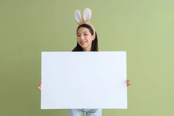 Mujer Asiática Joven Orejas Conejo Con Cartel Blanco Sobre Fondo — Foto de Stock