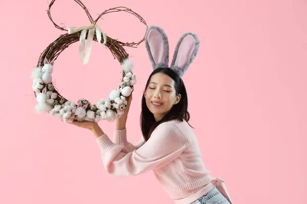 Junge Asiatin Hasenohren Mit Osterkranz Auf Rosa Hintergrund — Stockfoto