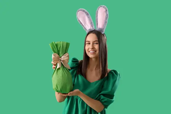 Giovane Donna Orecchie Coniglio Con Uovo Regalo Pasqua Sfondo Verde — Foto Stock