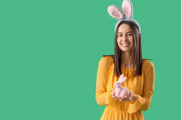 Mladá Žena Zajíček Uši Velikonoční Králík Zeleném Pozadí — Stock fotografie