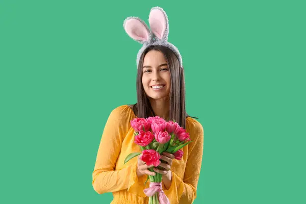 Giovane Donna Orecchie Coniglio Con Tulipani Sfondo Verde Celebrazione Pasqua — Foto Stock