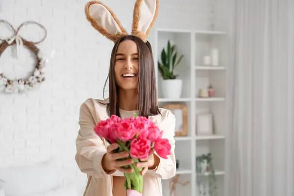 Giovane Donna Con Orecchie Coniglio Tulipani Camera Letto Celebrazione Pasqua — Foto Stock