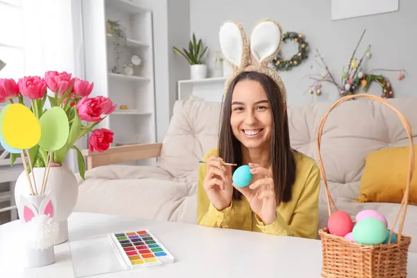 Mladá Žena Králičí Uši Malování Velikonoční Vejce Doma — Stock fotografie