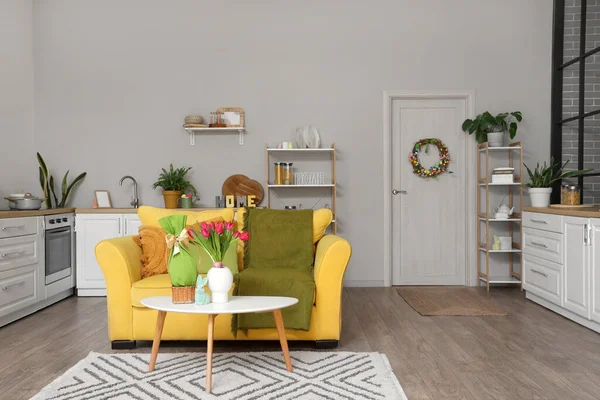 Paskalya için dekore edilmiş mutfak. Kanepe, kapı ve tezgahlarla süslenmiş.