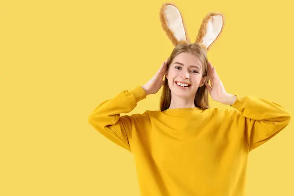 Mujer Joven Con Orejas Conejo Sobre Fondo Amarillo Celebración Pascua — Foto de Stock