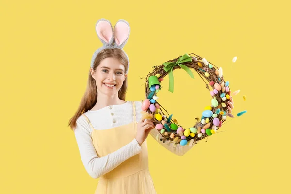 Молода Жінка Вухах Кролика Великоднім Вінком Жовтому Тлі — стокове фото