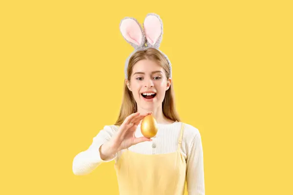 Молода Жінка Вухах Кролика Пасхальним Яйцем Жовтому Фоні — стокове фото