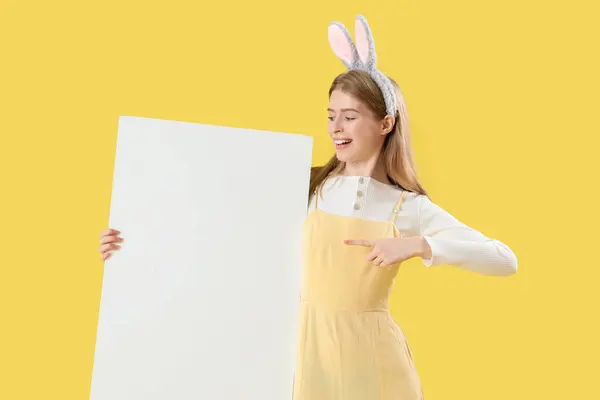 Mujer Joven Con Orejas Conejo Apuntando Póster Blanco Sobre Fondo — Foto de Stock