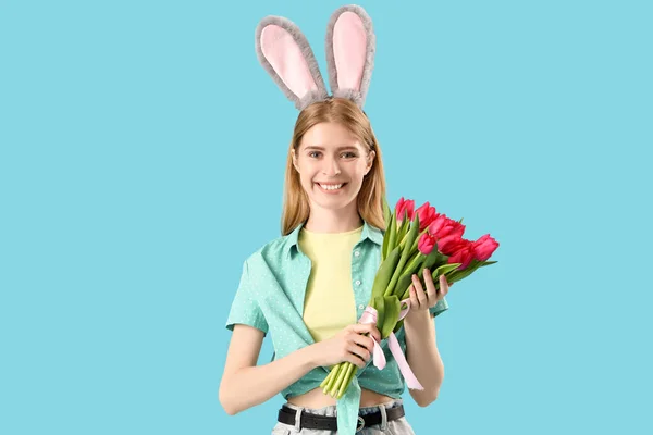 Молода Жінка Вухах Кролика Тюльпанами Синьому Фоні Великоднє Святкування — стокове фото