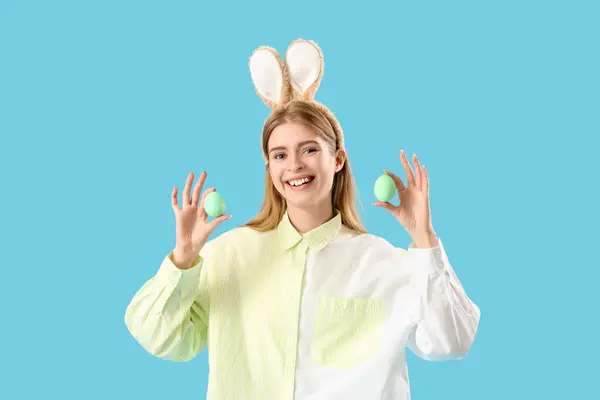 Молода Жінка Вухах Кролика Великодніми Яйцями Синьому Фоні — стокове фото