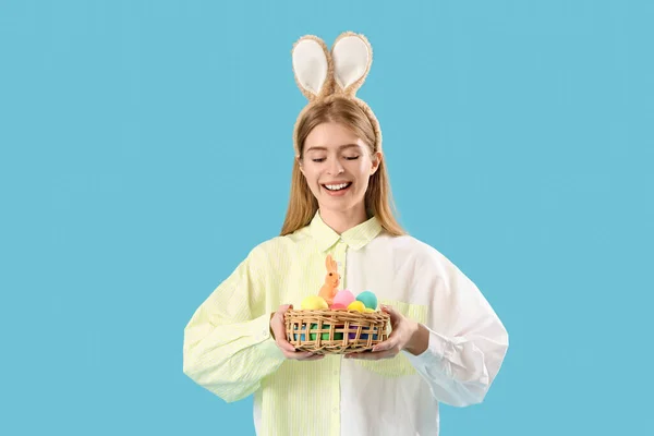 Молода Жінка Вухах Кролика Великодніми Яйцями Синьому Фоні — стокове фото