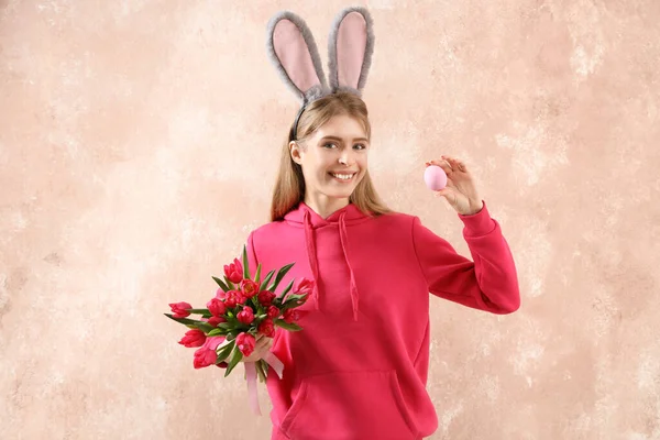 Молода Жінка Вухах Кролика Тюльпанами Великоднім Яйцем Гранжевому Фоні — стокове фото