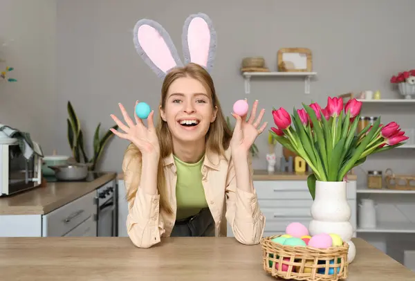 Молода Жінка Вухах Кролика Великодніми Яйцями Тюльпанами Кухонному Столі Вдома — стокове фото