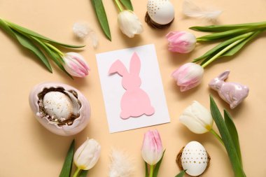 Tebrik kartı, lale ve bej arkaplanlı yumurta kompozisyonu. Paskalya kutlaması
