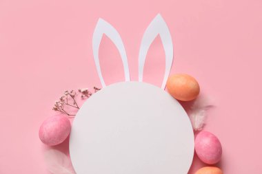 Yaratıcı kompozisyon, pembe arka planda boş kart ve yumurtalar. Paskalya kutlaması