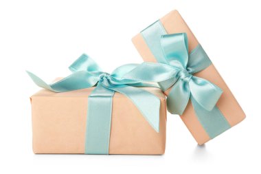 Beyaz arka planda mavi fiyonklu hediye kutuları. Uluslararası Kadınlar Günü